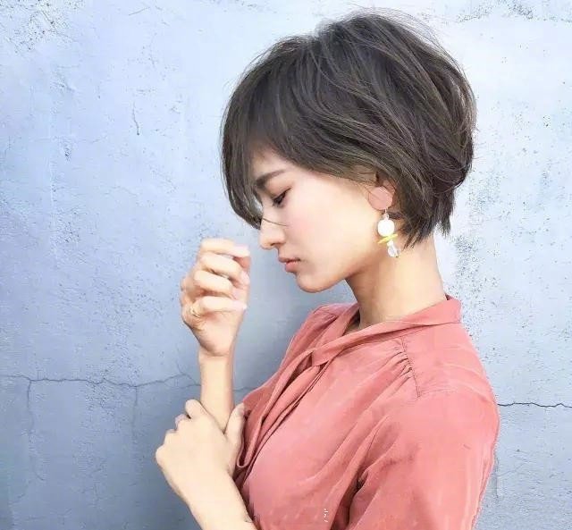撇耳短发，刘海很重要