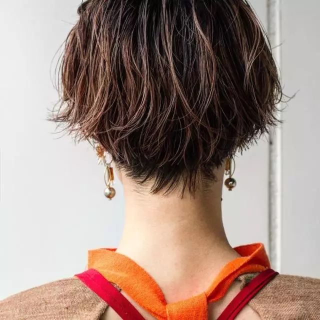 一组短发女生背影图片
