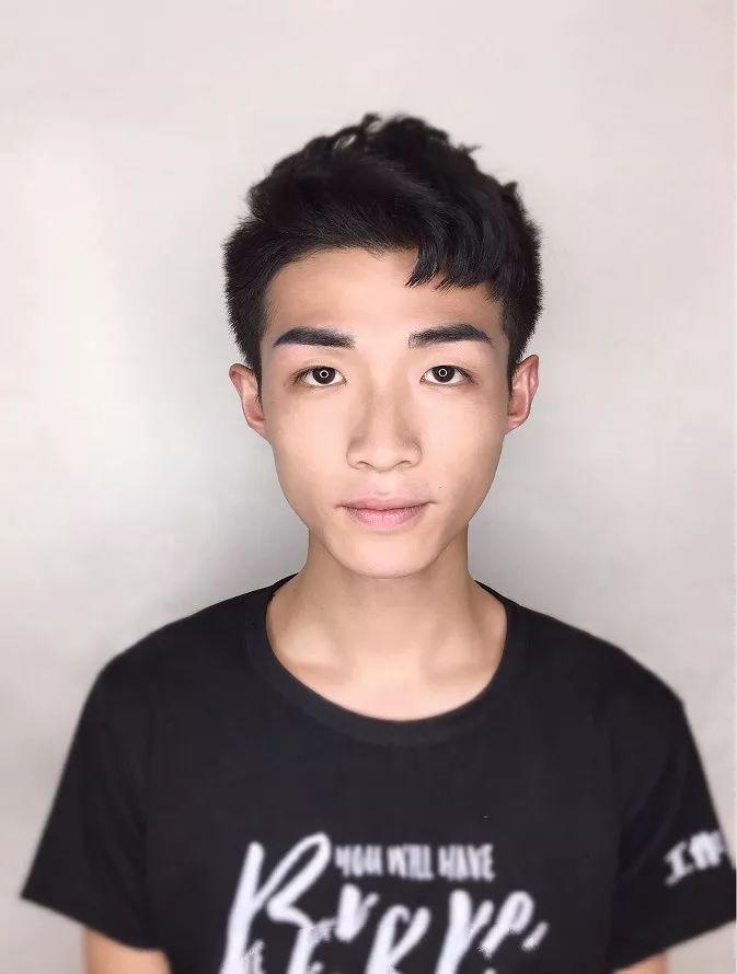 男生二八分内扣发型