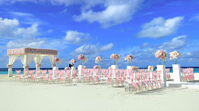沙滩上的婚礼装饰图片(11张)