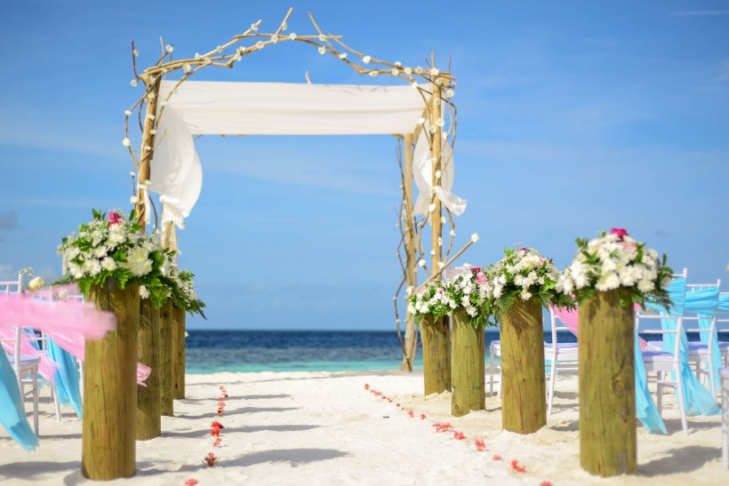 沙滩上的婚礼装饰图片(11张)