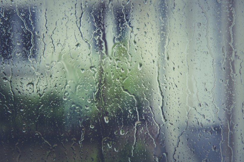 玻璃窗上的雨滴图片(16张)