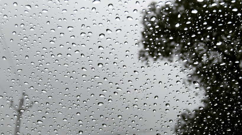 玻璃窗上的雨滴图片(16张)