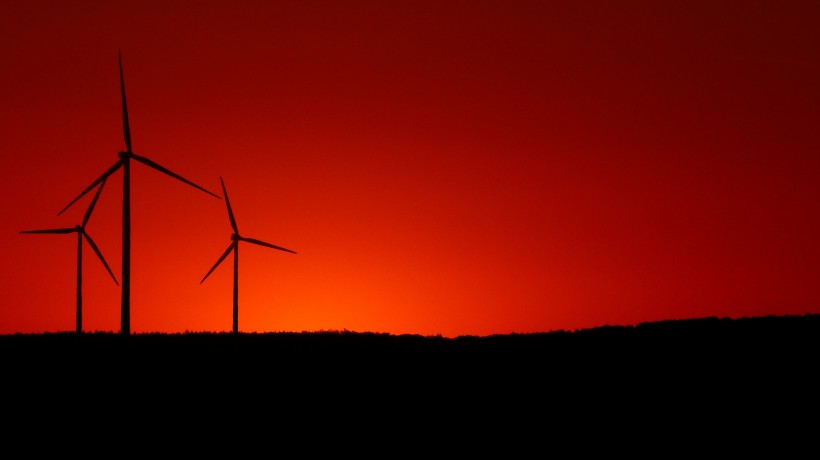 唯美黄昏里的风力发电机图片(12张)