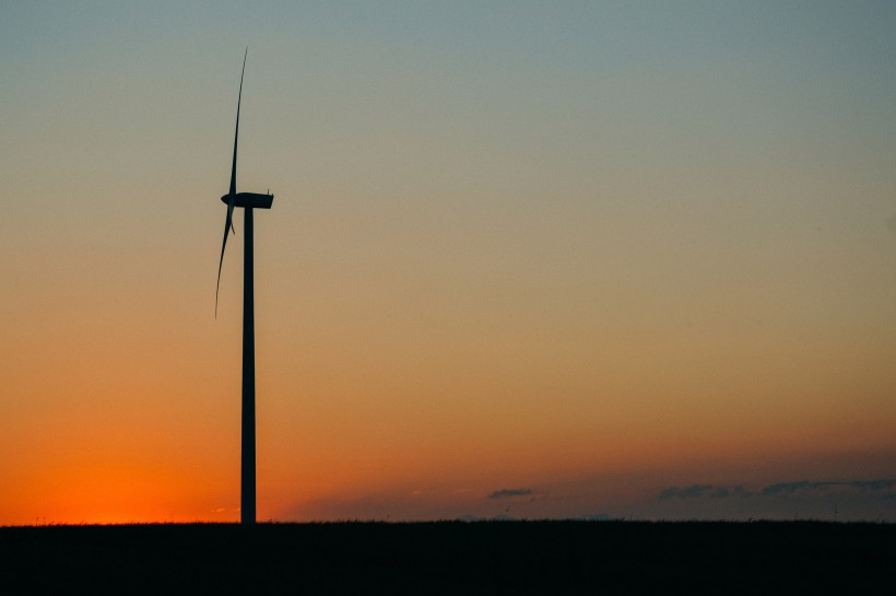 唯美黄昏里的风力发电机图片(12张)