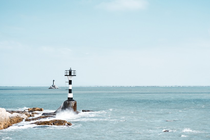 海岸线上耸立的灯塔图片(12张)