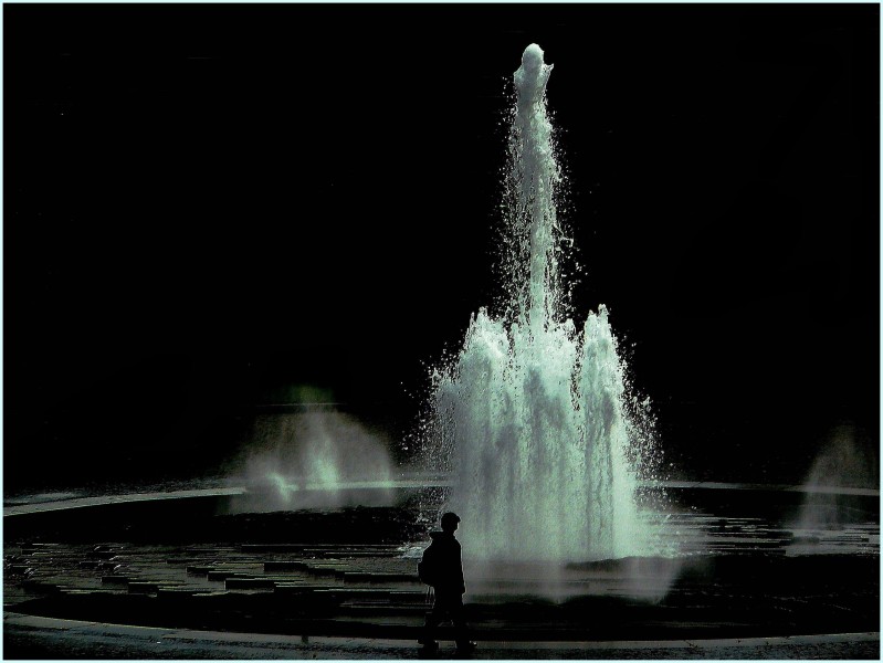 五光十色人工喷泉图片(31张)