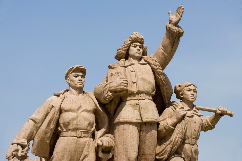 天安门广场的英雄雕塑图片(18张)