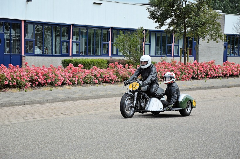 侧三轮摩托车赛车图片(9张)