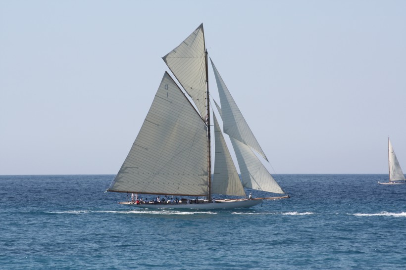行驶的帆船图片(13张)