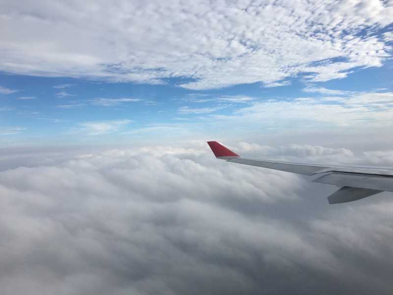 高空云层上的飞机机翼图片(10张)