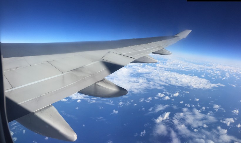 高空云层上的飞机机翼图片(10张)