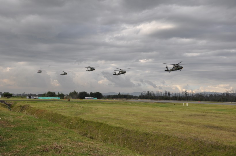 HH-60铺路鹰直升机图片(17张)