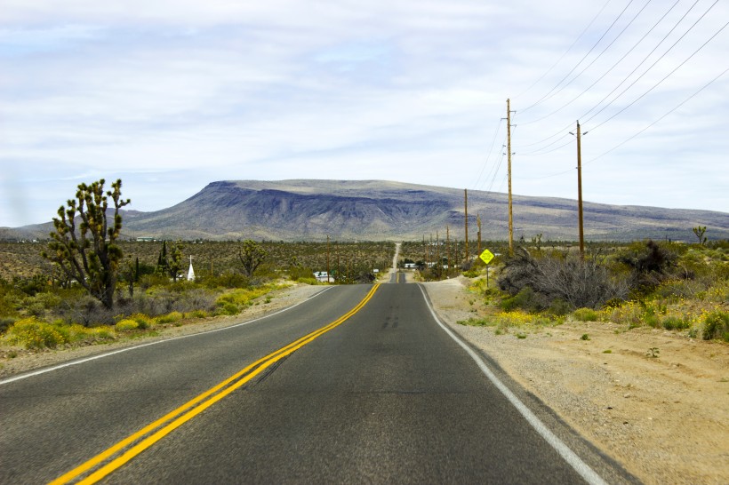 荒原上的公路图片(13张)