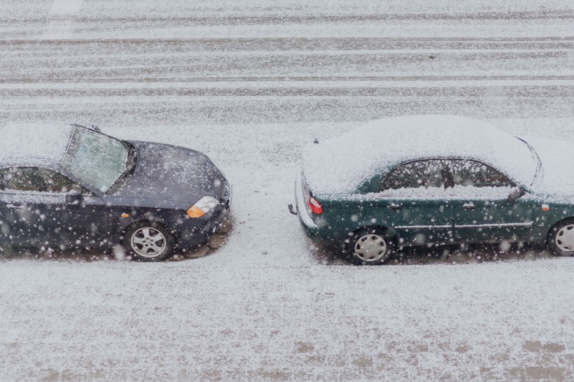 积雪道路上的汽车图片(9张)