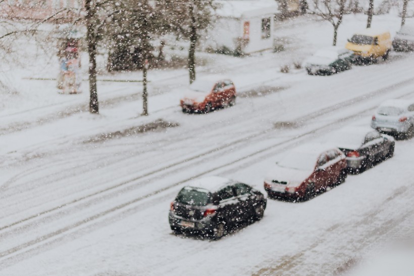 积雪道路上的汽车图片(9张)