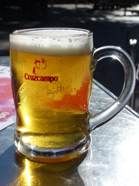 玻璃杯中的啤酒图片(12张)