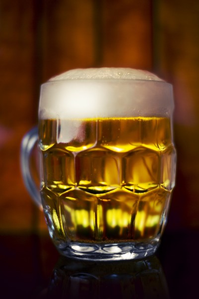 玻璃杯中的啤酒图片(14张)