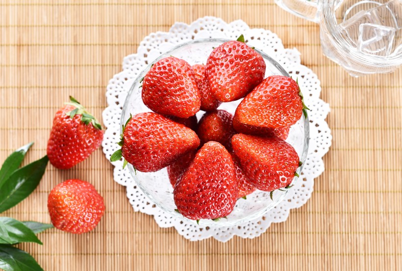 等待采摘的新鲜草莓图片(12张)