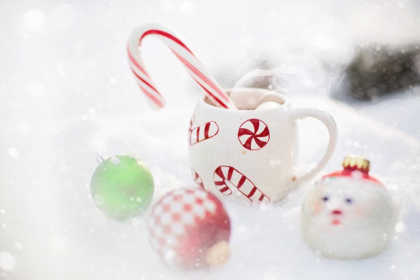 冬天雪地上的热巧克力甜品图片(10张)