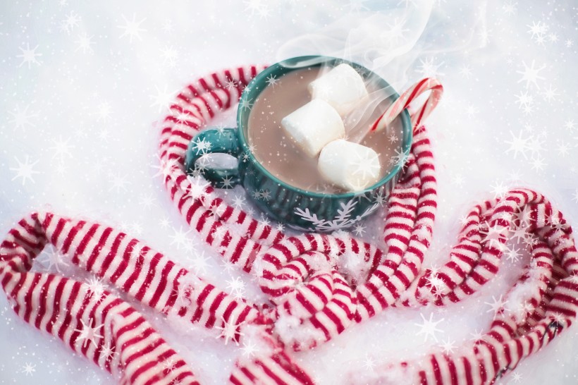 冬天雪地上的热巧克力甜品图片(10张)