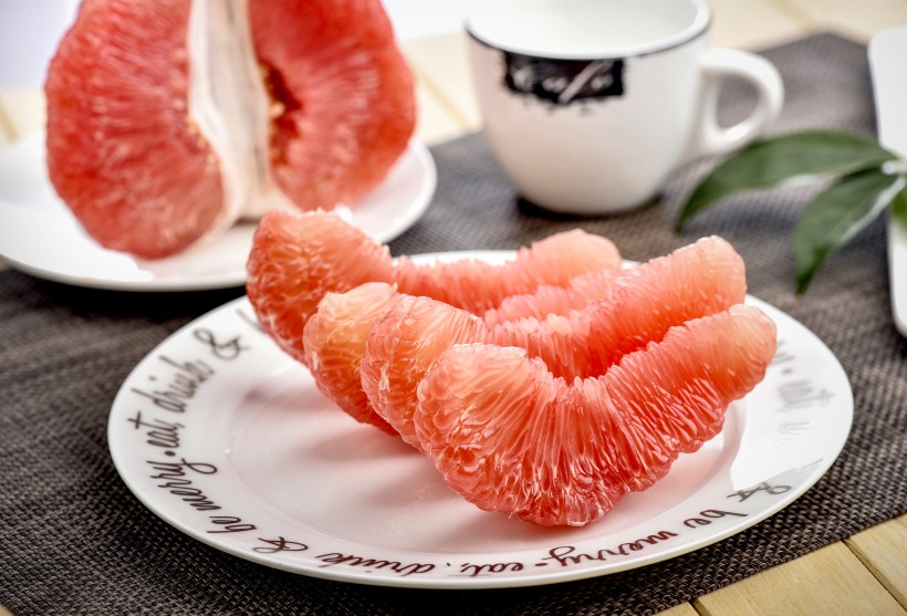 酸甜好吃的剥开的红心柚子图片(8张)