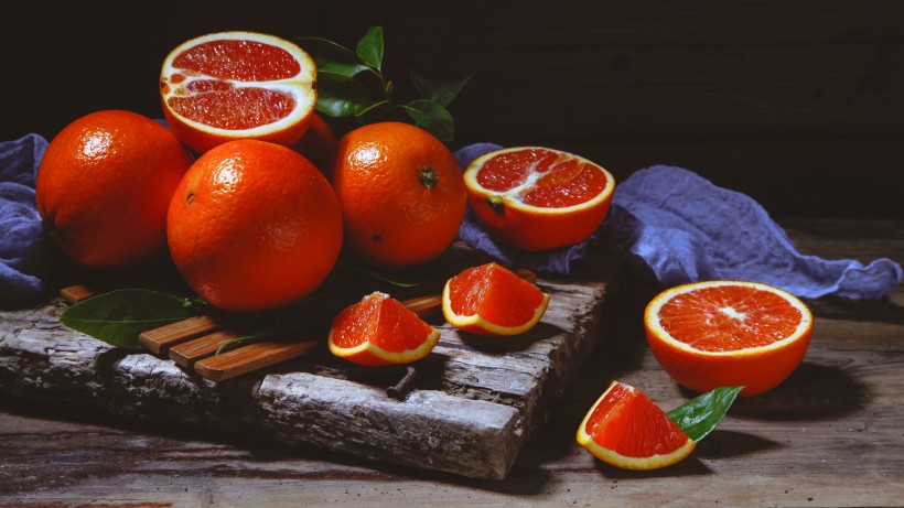 酸甜好吃的剥开的红心柚子图片(8张)