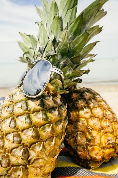 沙滩上的菠萝图片(10张)