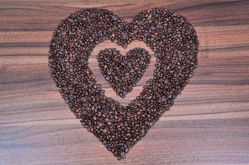 摆放成心形图案的咖啡豆图片(11张)