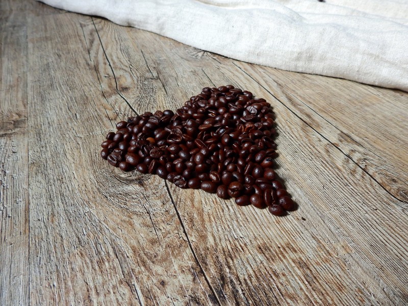 摆放成心形图案的咖啡豆图片(11张)