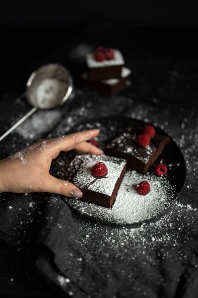 正在制作的树莓巧克力蛋糕图片(11张)