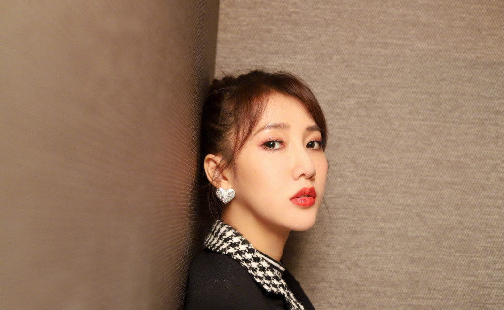 弦子热辣红唇性感写真图片