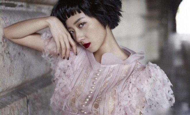 桂纶镁VOGUE火辣红唇封面图片 短发女人成熟韵味