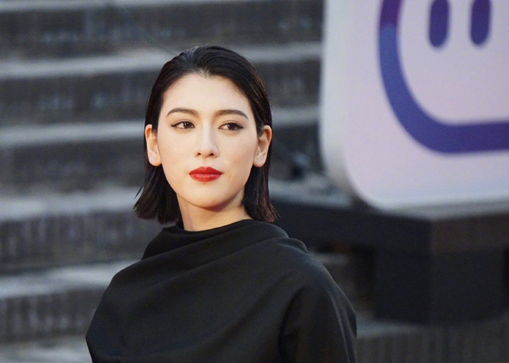三吉彩花红唇黑裙性感图片