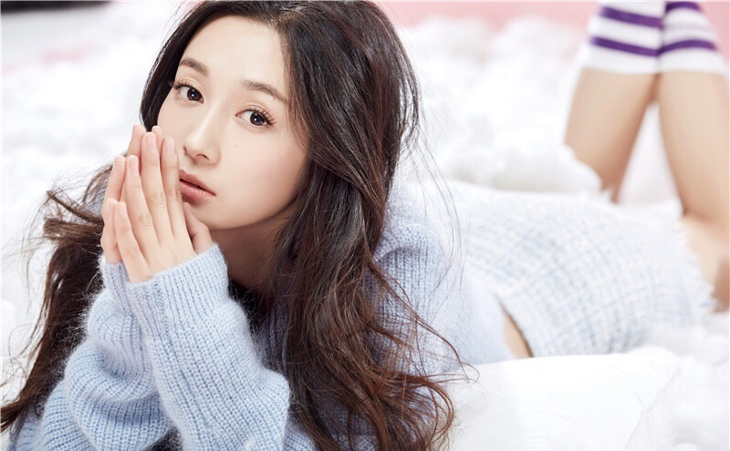 李若宁俏皮性感写真图片