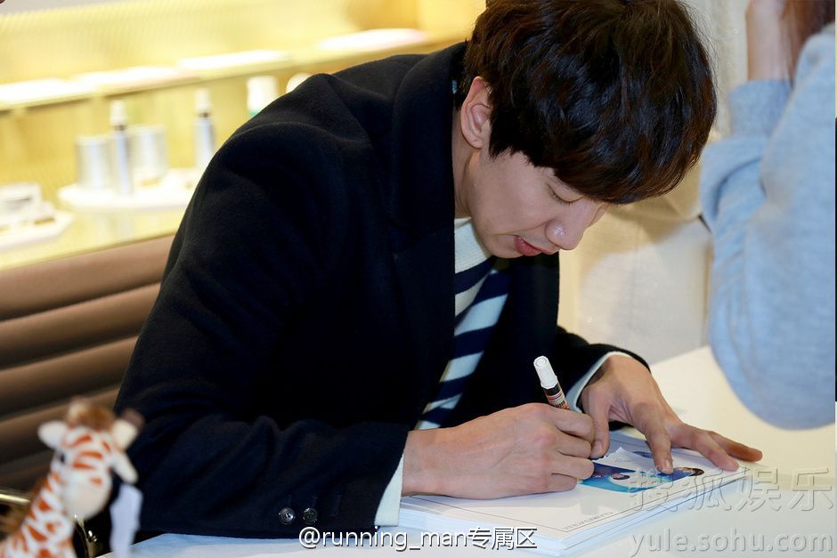 18日下午，李光洙出席明洞某品牌粉丝签名会 李光洙图片