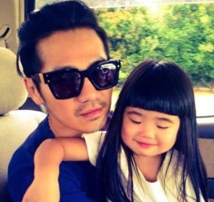 曹格女儿强吻Kimi图片 俩家预订娃娃亲