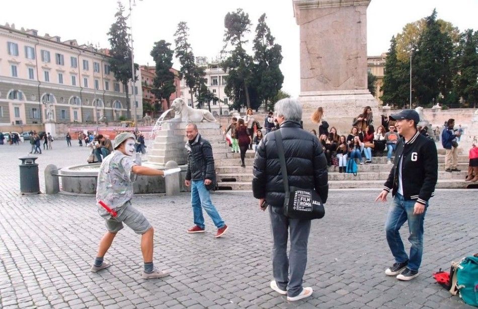 古天乐罗马街头随拍 出动私家昂贵相机玩摄影