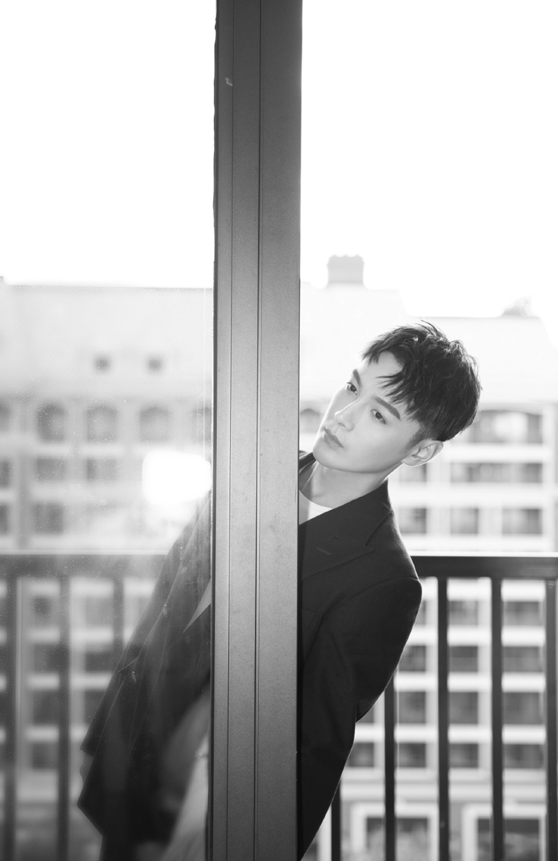 张昊唯黑白简约写真图片
