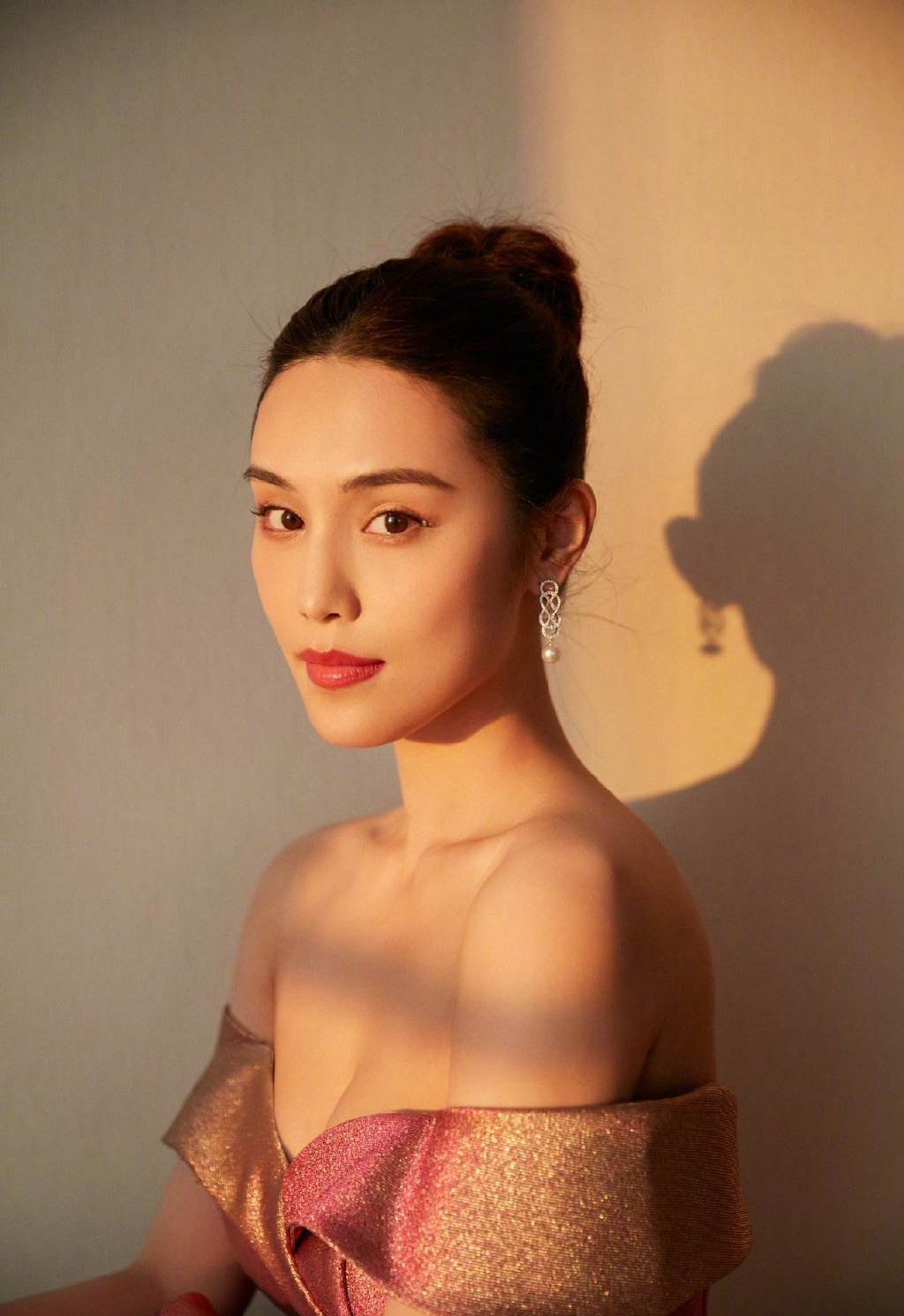 韩丹桐霞光渐变裙气质写真图片