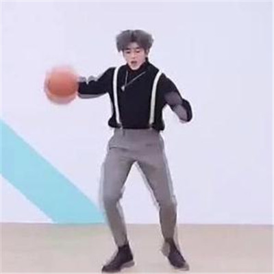 蔡徐坤打篮球表情包图片