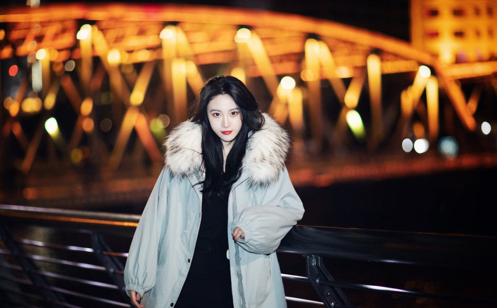 刘丁菡冬季夜拍照图片