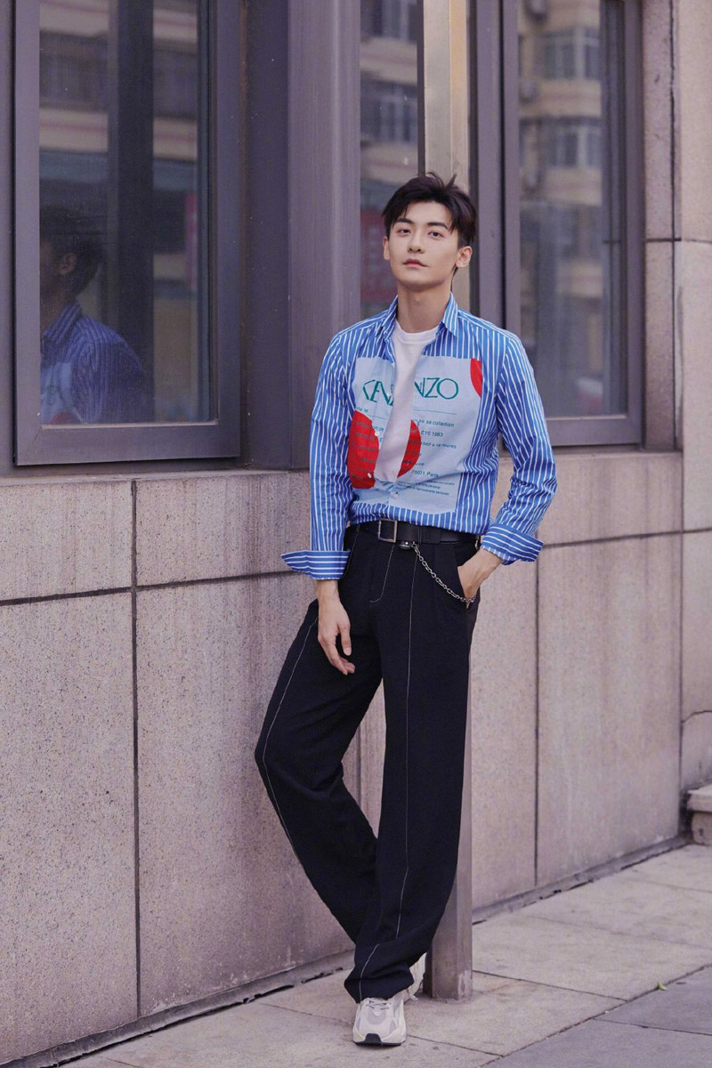 赵志伟条纹衬衫帅气街拍图片