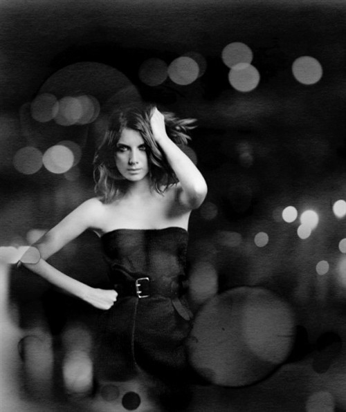 梅拉尼·罗兰早年黑白时尚写真图片