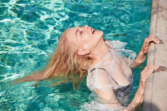 妮可·基德曼清凉诱惑泳池写真图片
