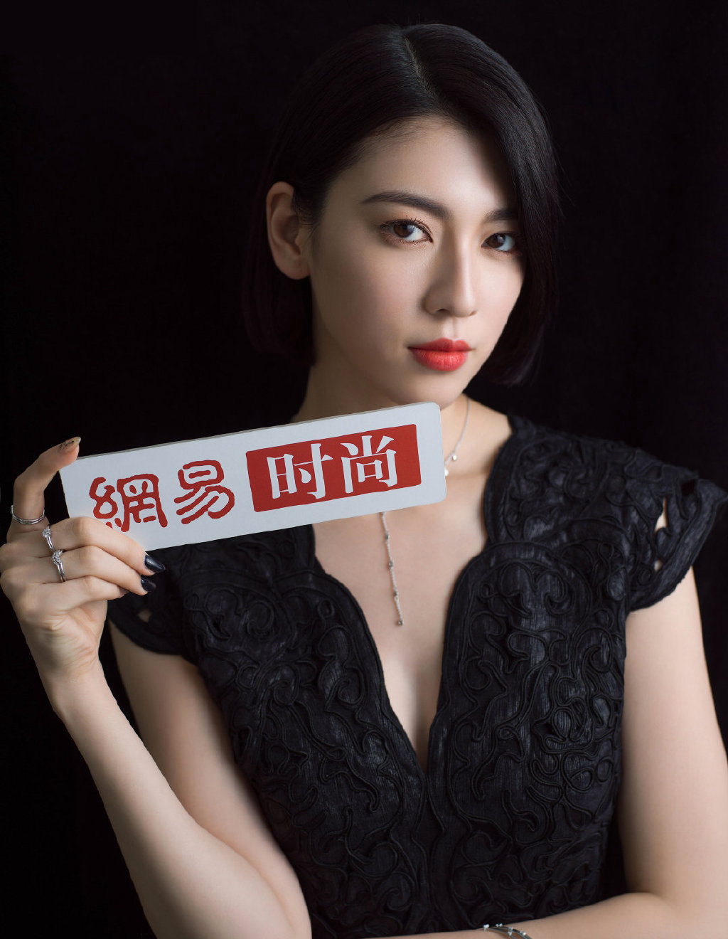 三吉彩花时尚甜酷写真图片