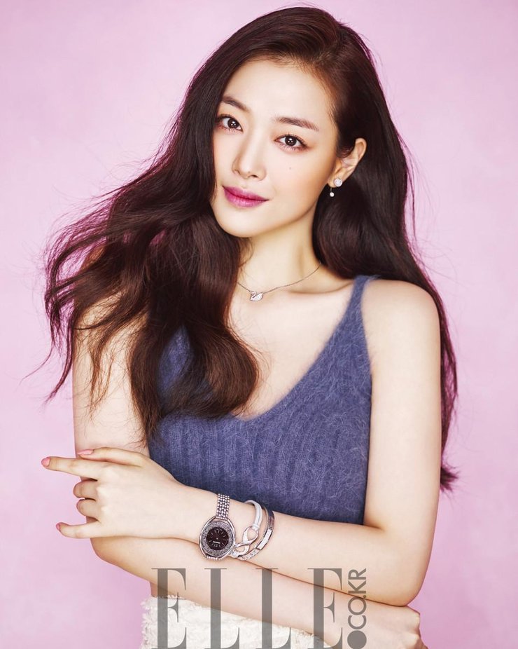 韩女星雪莉深V拍写真 鼻尖痣魅力加分