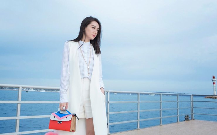 戛纳写真出炉 长发白衣彰显知性美