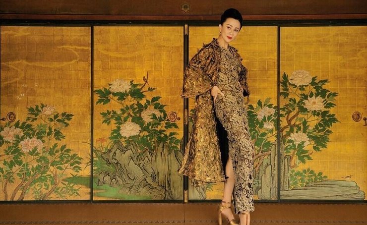 刘嘉玲露玉背写真美如画 风韵十足古典美