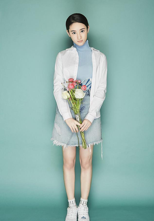 郭晓婷手捧鲜花 人比花娇变治愈系少女